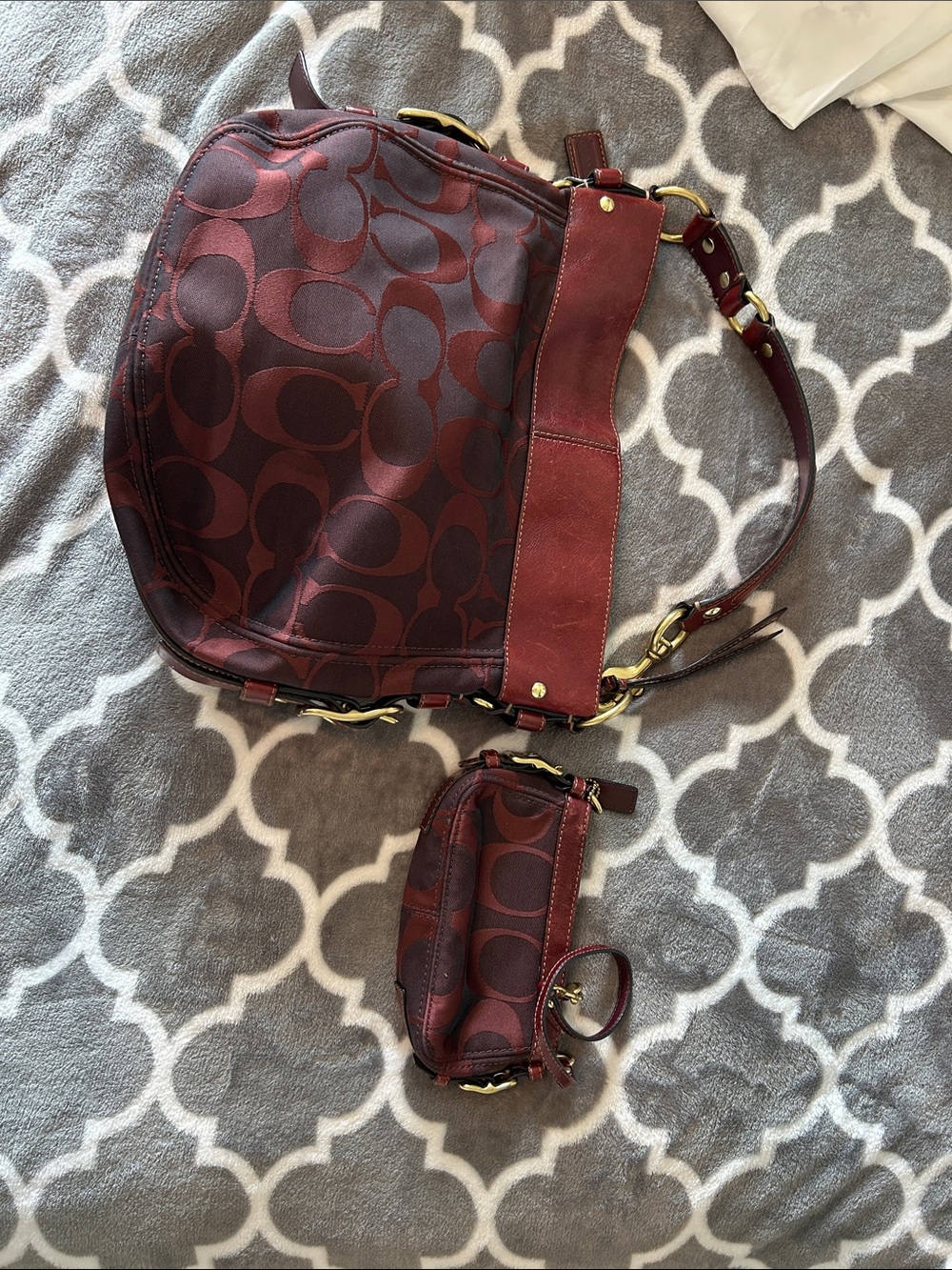 RETIRED- Coach Zoe Set in Signature Jacquard & Leather Burgundy 2009 - Picture 9 of 12